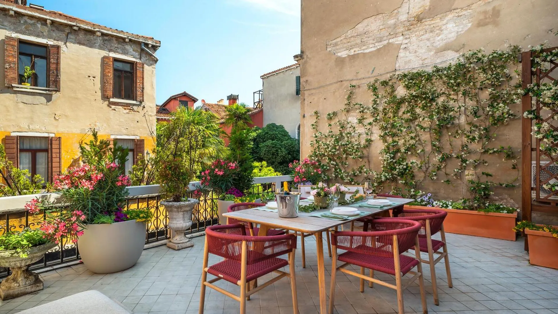 kontakty San Barnaba Palace R&R